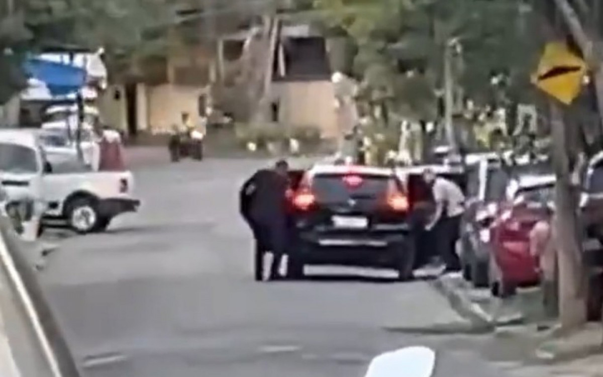 Policiais tentam socorrer um dos feridos na Comunidade da Covanca