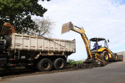 Máquinas avançam em vias estratégicas e Rio das Ostras intensifica recuperação do asfalto
