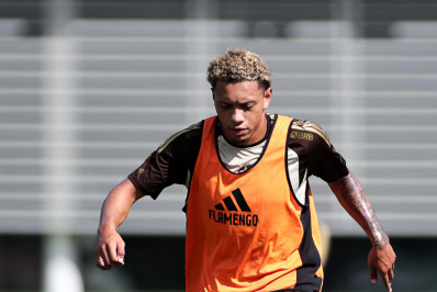 Atletas da base do Flamengo treinam com profissionais antes de jogo contra Coritiba