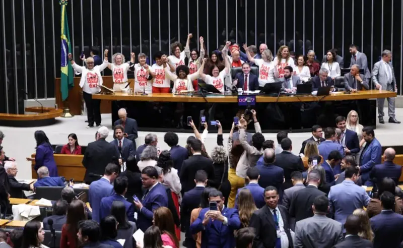 Veja quais deputados votaram contra o fim da escala 6×1
