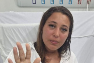 Mulher resgatada após mais de 40 horas no mar recebe alta: 'Continuem orando pelo meu colega'
