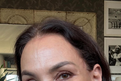 Carolina Ferraz surge sem maquiagem e revela ganho de peso