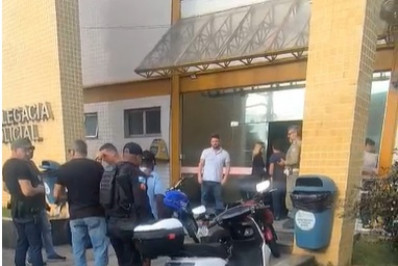 Homem com dois mandados por homicídio tenta fugir da PM, mas acaba preso em Macaé