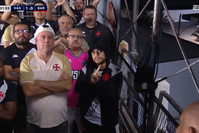 Braços cruzados e sinal de negativo: vascaínos não comemoram gol, e vídeo viraliza