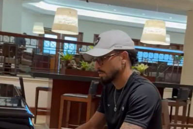 Vídeo: com Alex Telles no piano, jogadores do Botafogo cantam música de Bruno Mars