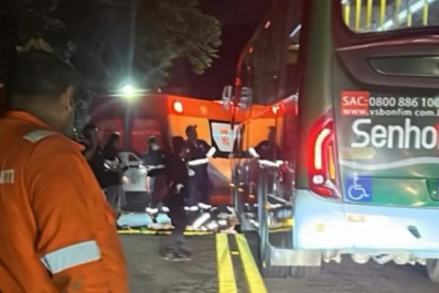 Acidente entre moto e ônibus interdita a Rio-Santos e causa congestionamento em Angra dos Reis