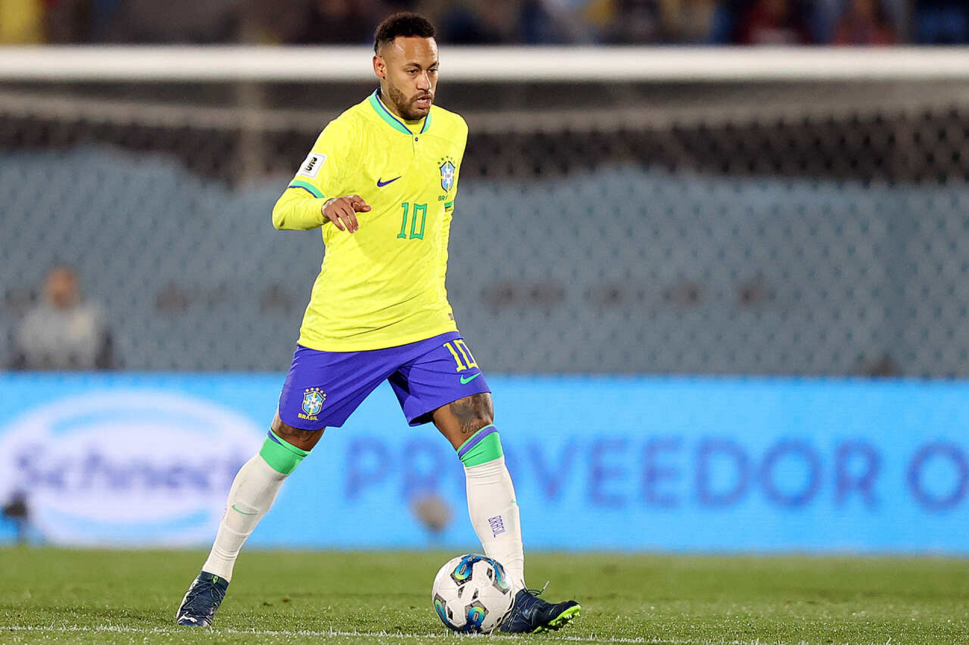 Neymar ganha chuteira com lema pessoal e nome dos filhos para a Copa do Mundo