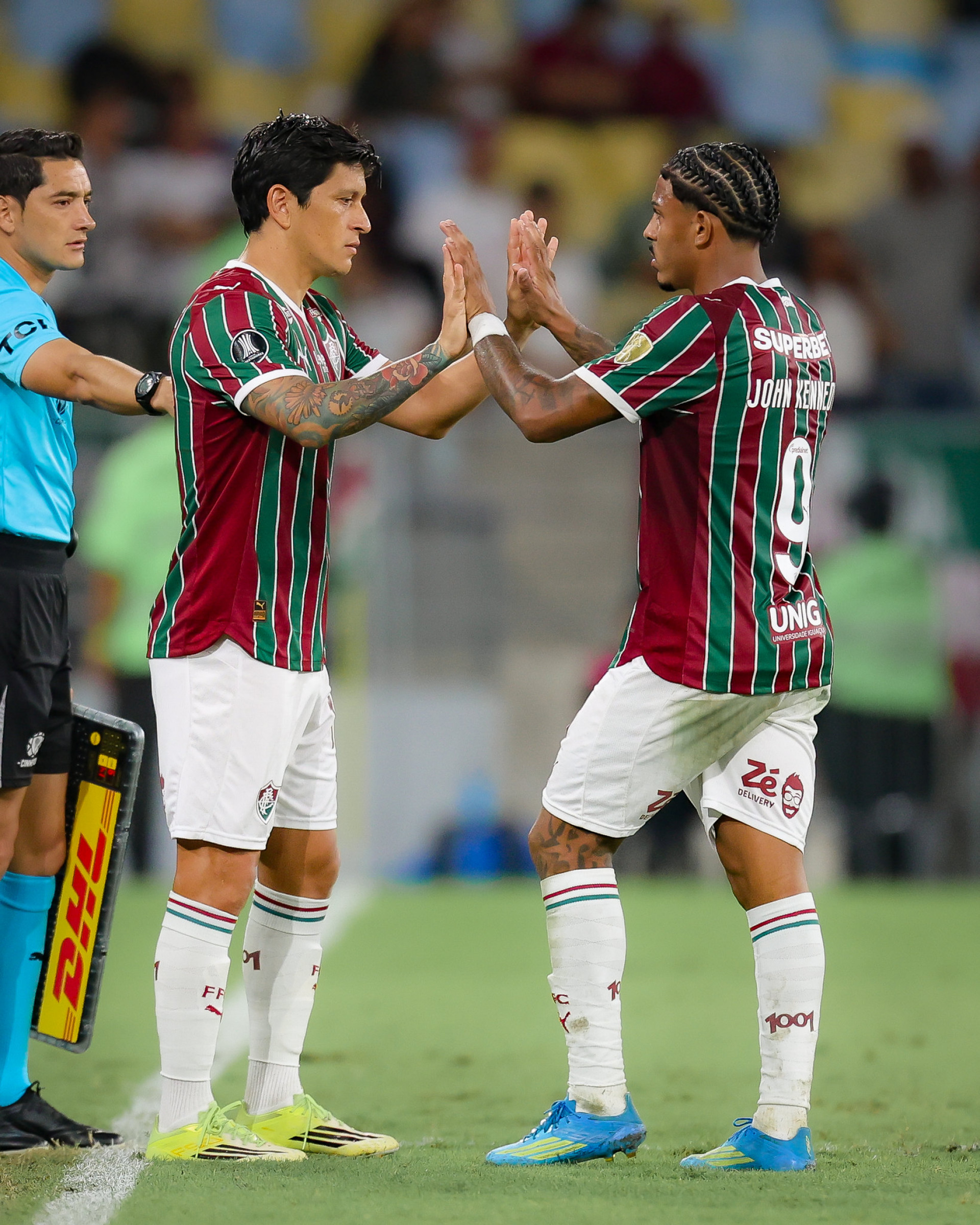 Momento em que Cano entra na vaga de John Kennedy - Marcelo Gonçalves / Fluminense FC