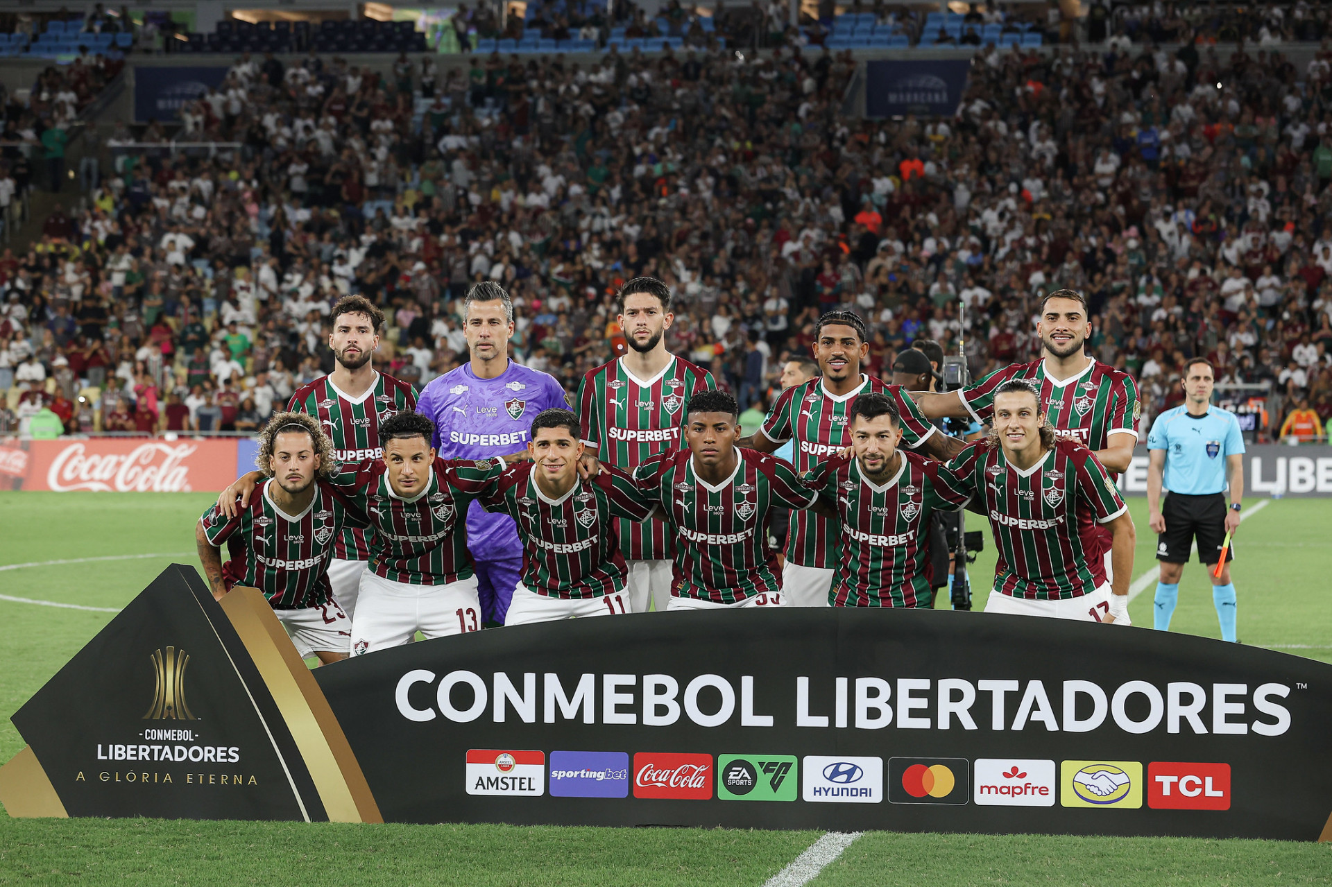Jogadores do Fluminense posam para foto antes do jogo contra o Deportivo La Guaira - Lucas Merçon / Fluminense FC