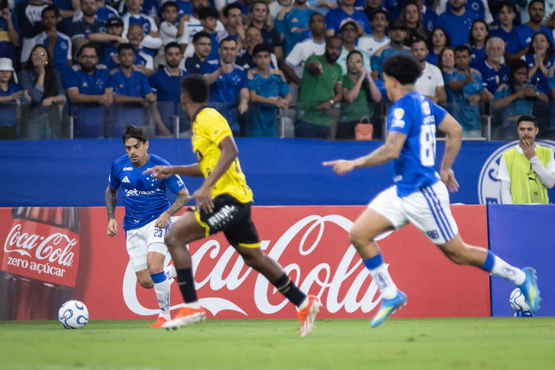Matheus Pereira brilha, Cruzeiro goleia e vai &agrave;s oitavas da Libertadores