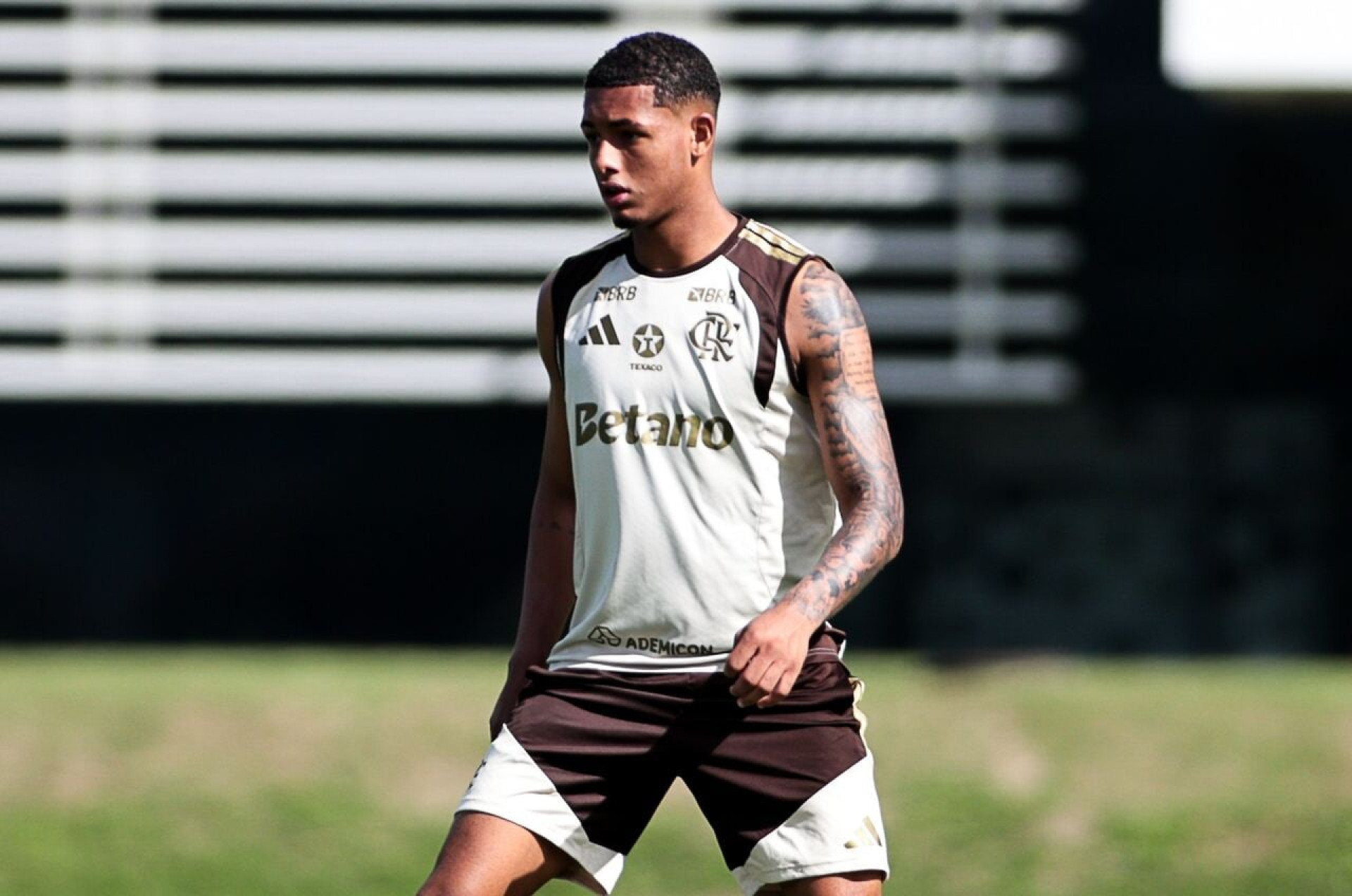 Treino do Flamengo tem refor&ccedil;o de jovens da base