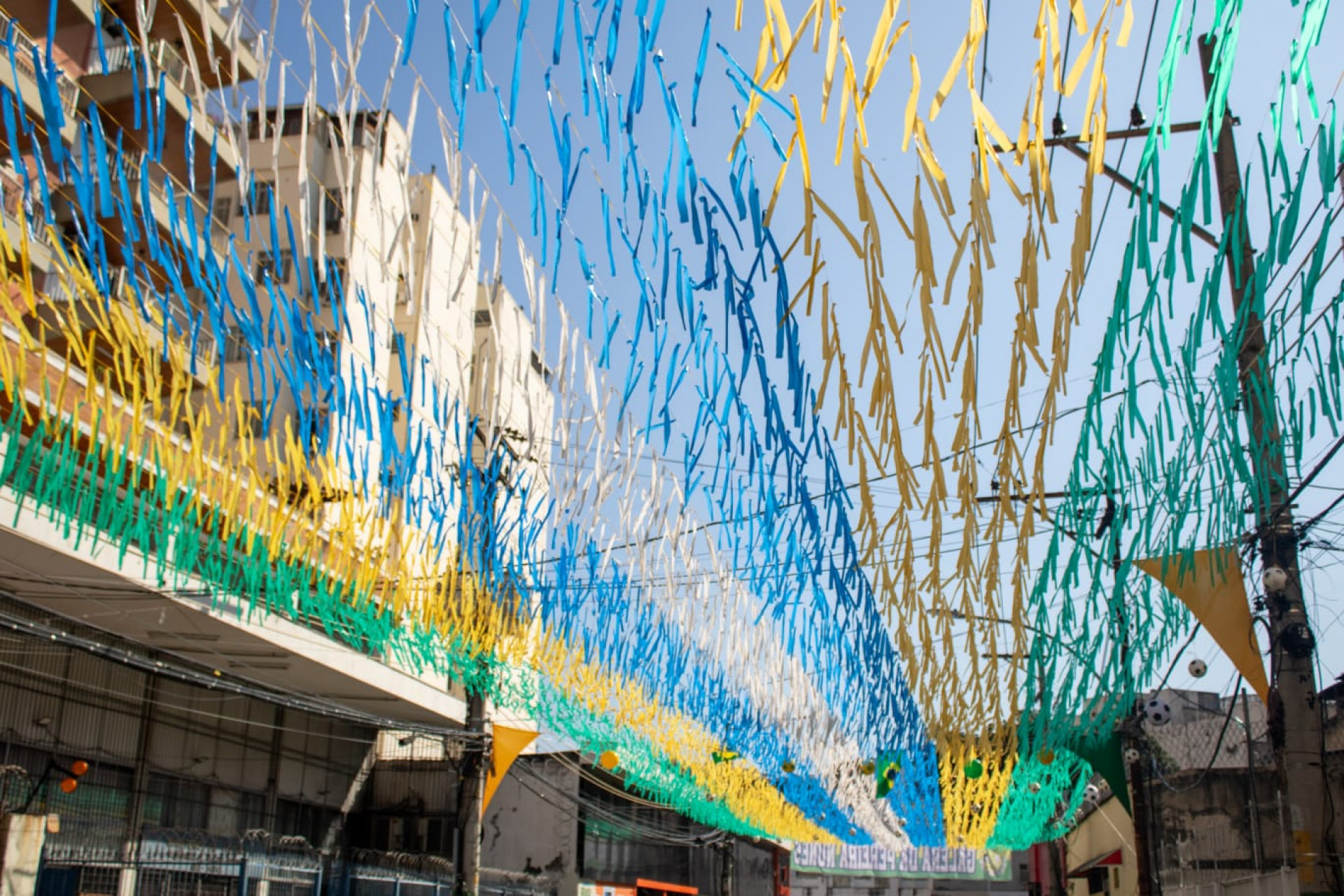 Rua Pereira Nunes, em Vila Isabel, j&aacute; est&aacute; decorada para a Copa - &Eacute;rica Martin / Ag&ecirc;ncia O Dia