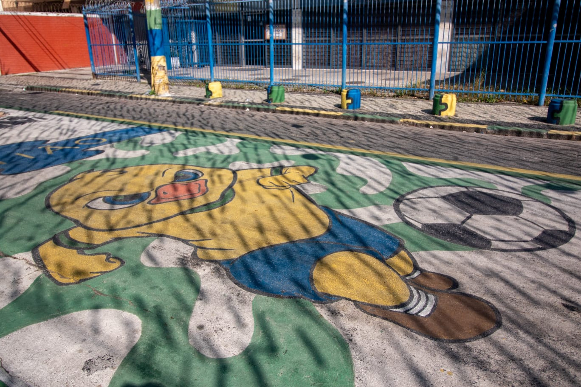 Canarinho, o mascote brasileiro, também recebeu uma homenagem na Rua Pereira Nunes - Érica Martin / Agência O Dia