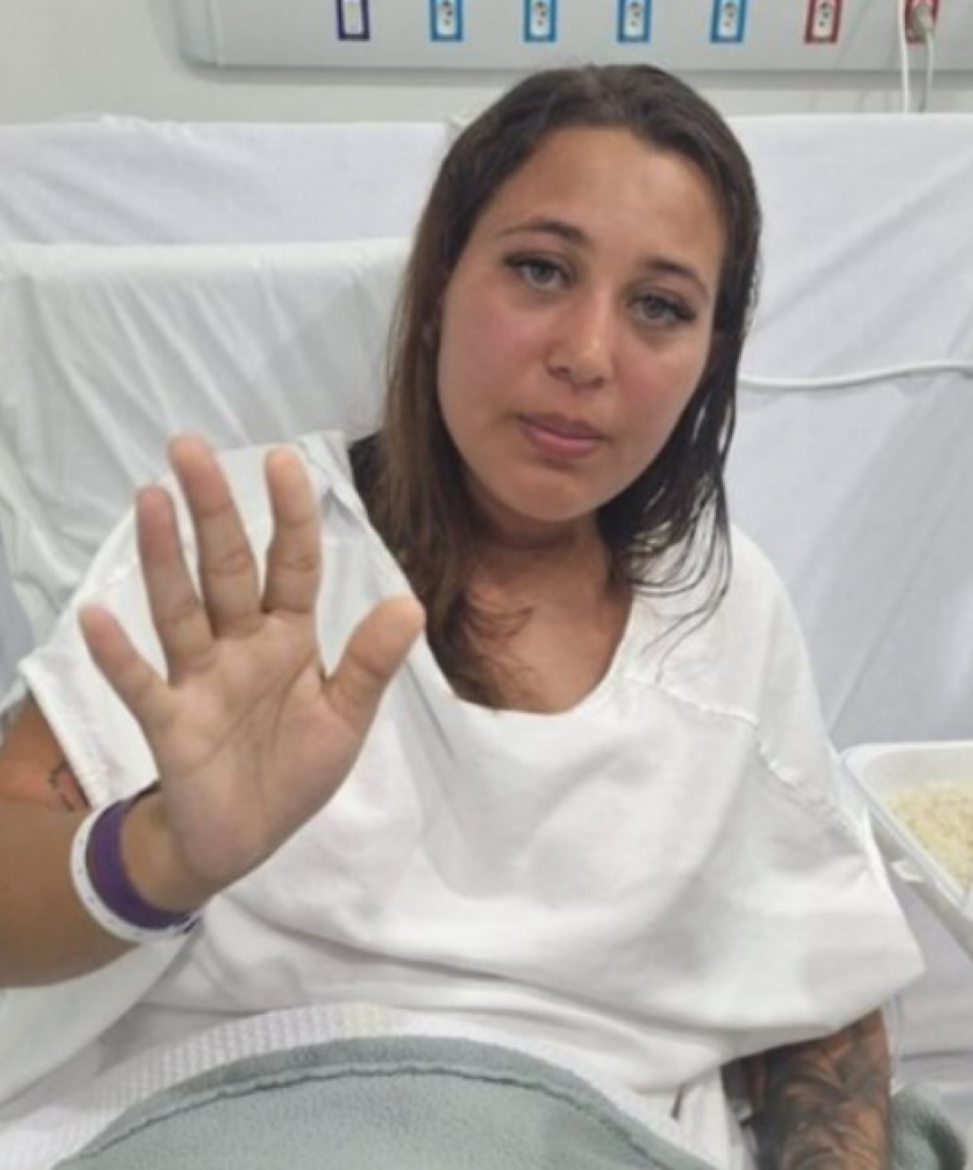 Mulher resgatada após mais de 40 horas no mar recebe alta: 'Continuem orando pelo meu colega'