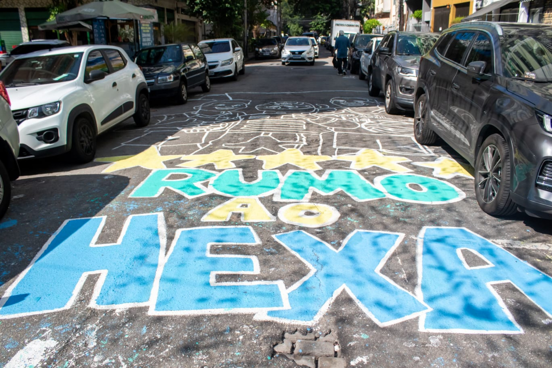 Moradores pintaram com giz o lema 'Rumo ao Hexa' na Rua Carlos Vasconcelos - Érica Martin / Agência O Dia