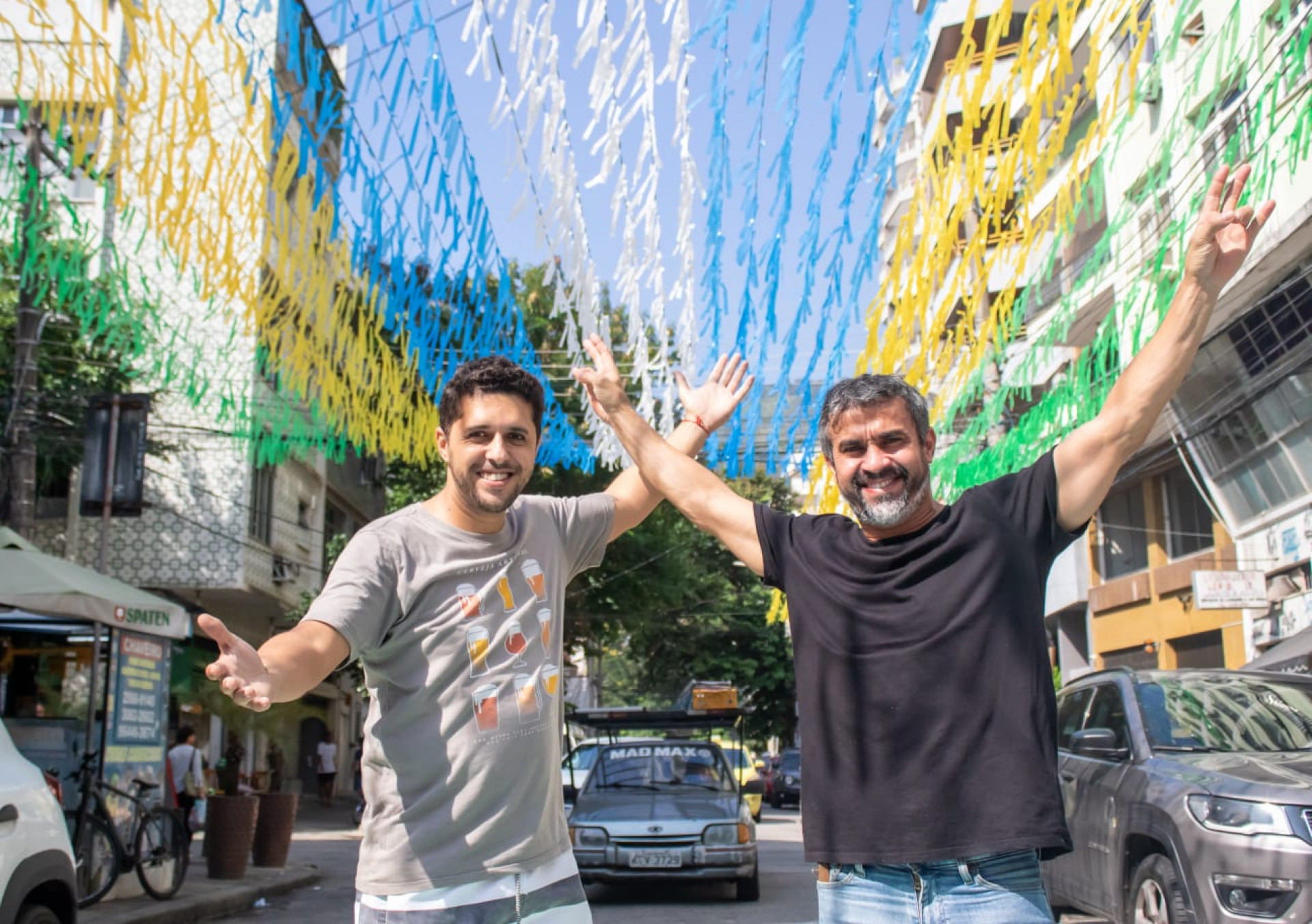 Empresários, Diego (à esquerda) e Manuel participaram da vaquinha para os enfeites - Érica Martin / Agência O Dia