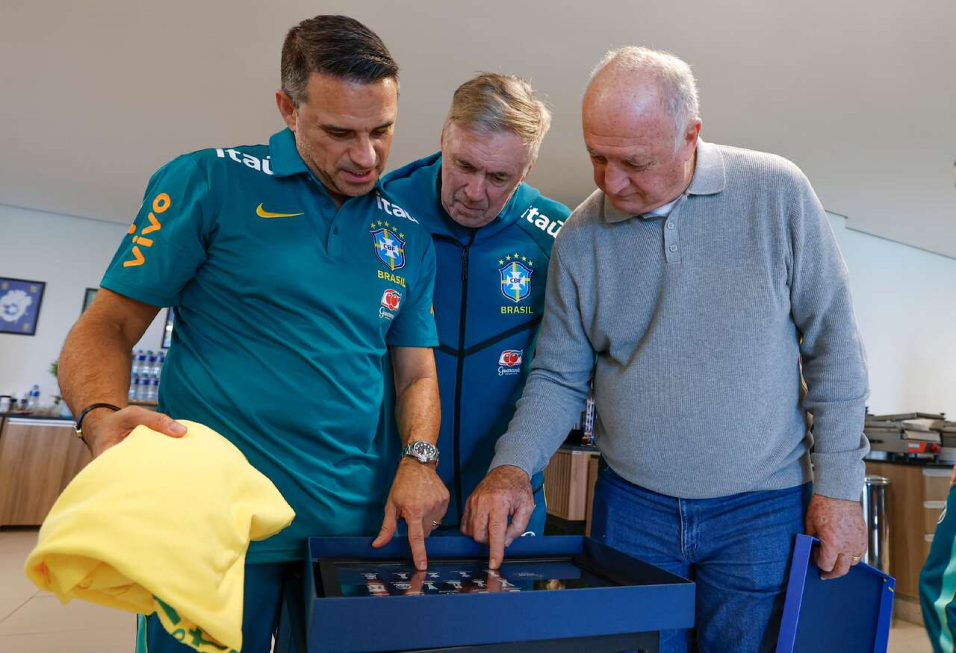 Felip&atilde;o &eacute; homenageado na Granja Comary e faz pedido: “Quero que ganhem a Copa”