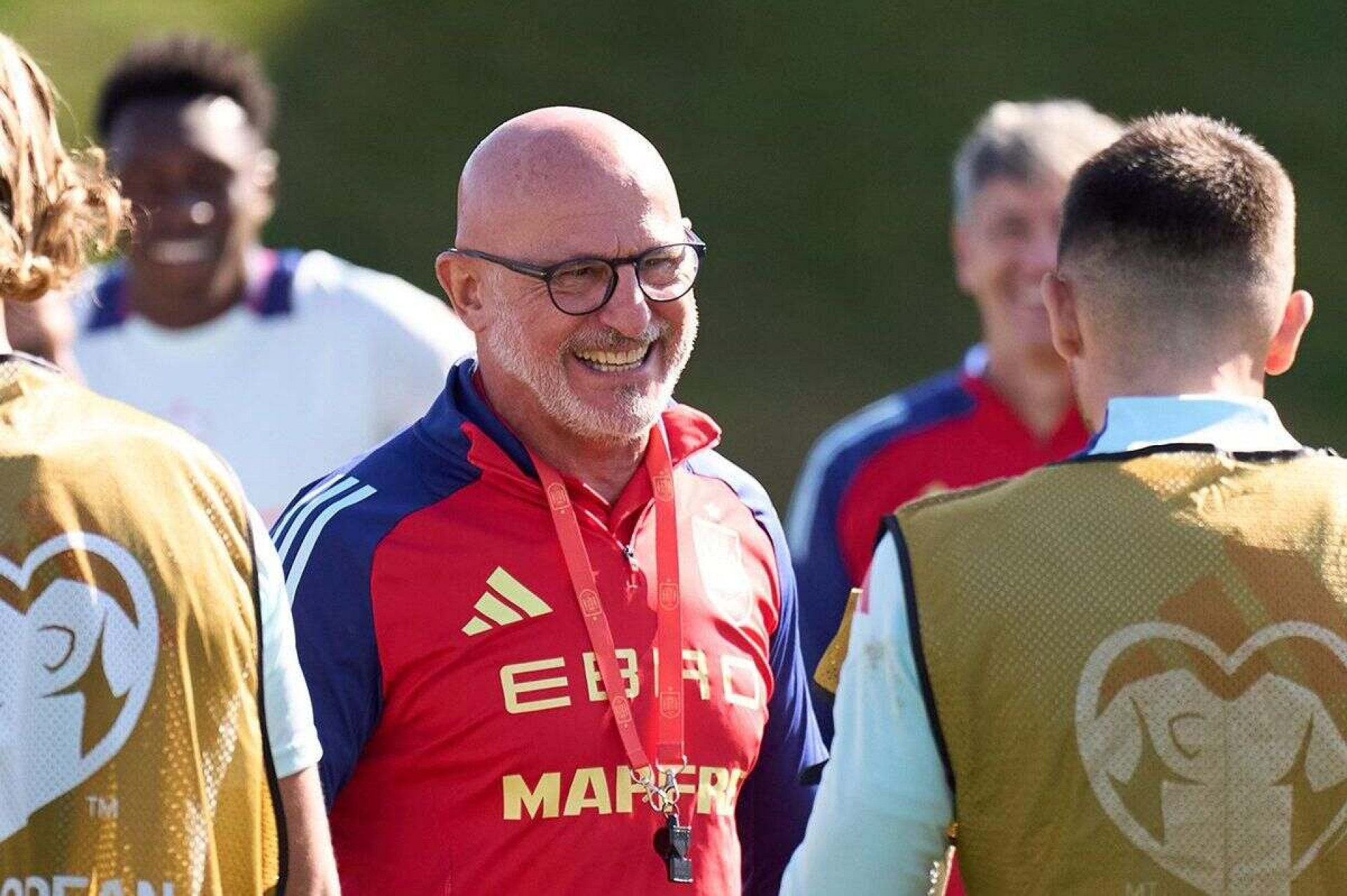 T&eacute;cnico da Espanha fala sobre favoritismo na Copa e diz: “Temos margem para melhorar”
