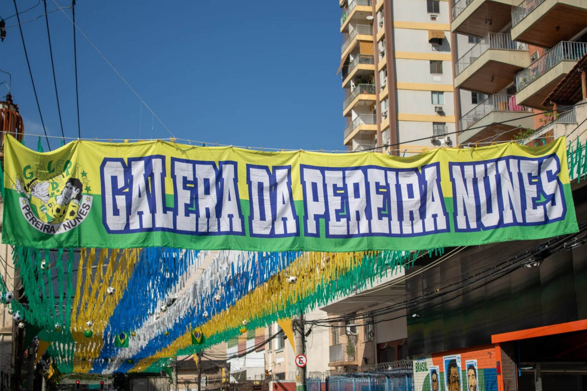 Faixa dos moradores da Pereira Nunes estendida para a torcida pelo Brasil na Copa - Érica Martin / Agência O Dia