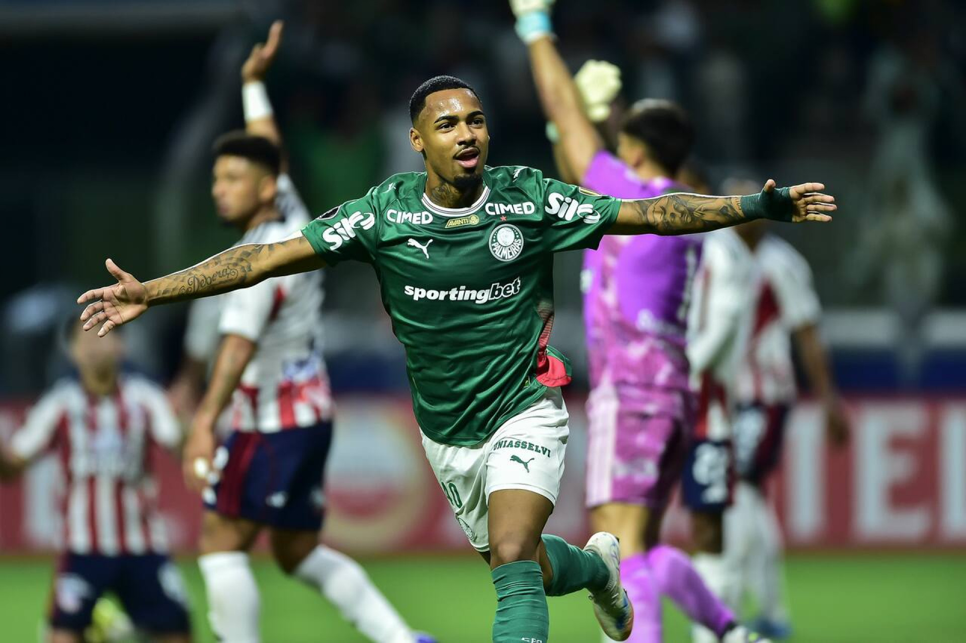 Com show de Flaco, Palmeiras vence e est&aacute; nas oitavas da Libertadores