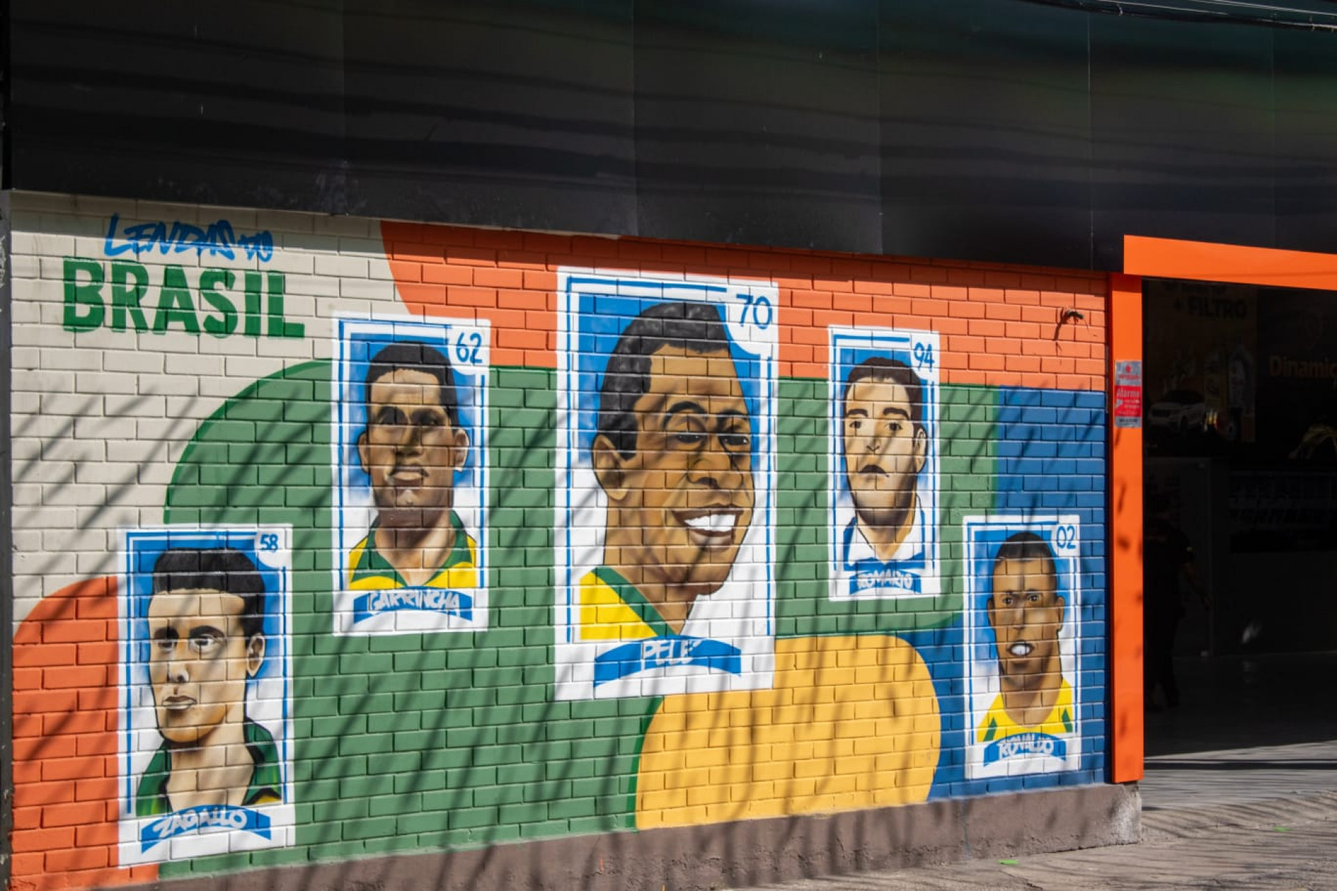 Ícones do futebol brasileiro pintados como 'figurinhas' na parede - Érica Martin / Agência O Dia