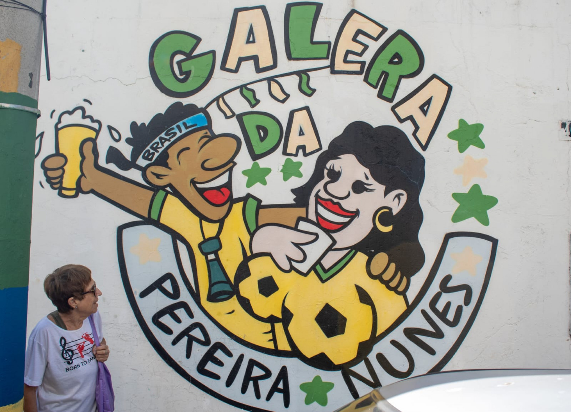 Lilia Neves, que reside há 50 anos na Rua Pereira Nunes, viu as ornamentações em diversas Copas - Érica Martin / Agência O Dia