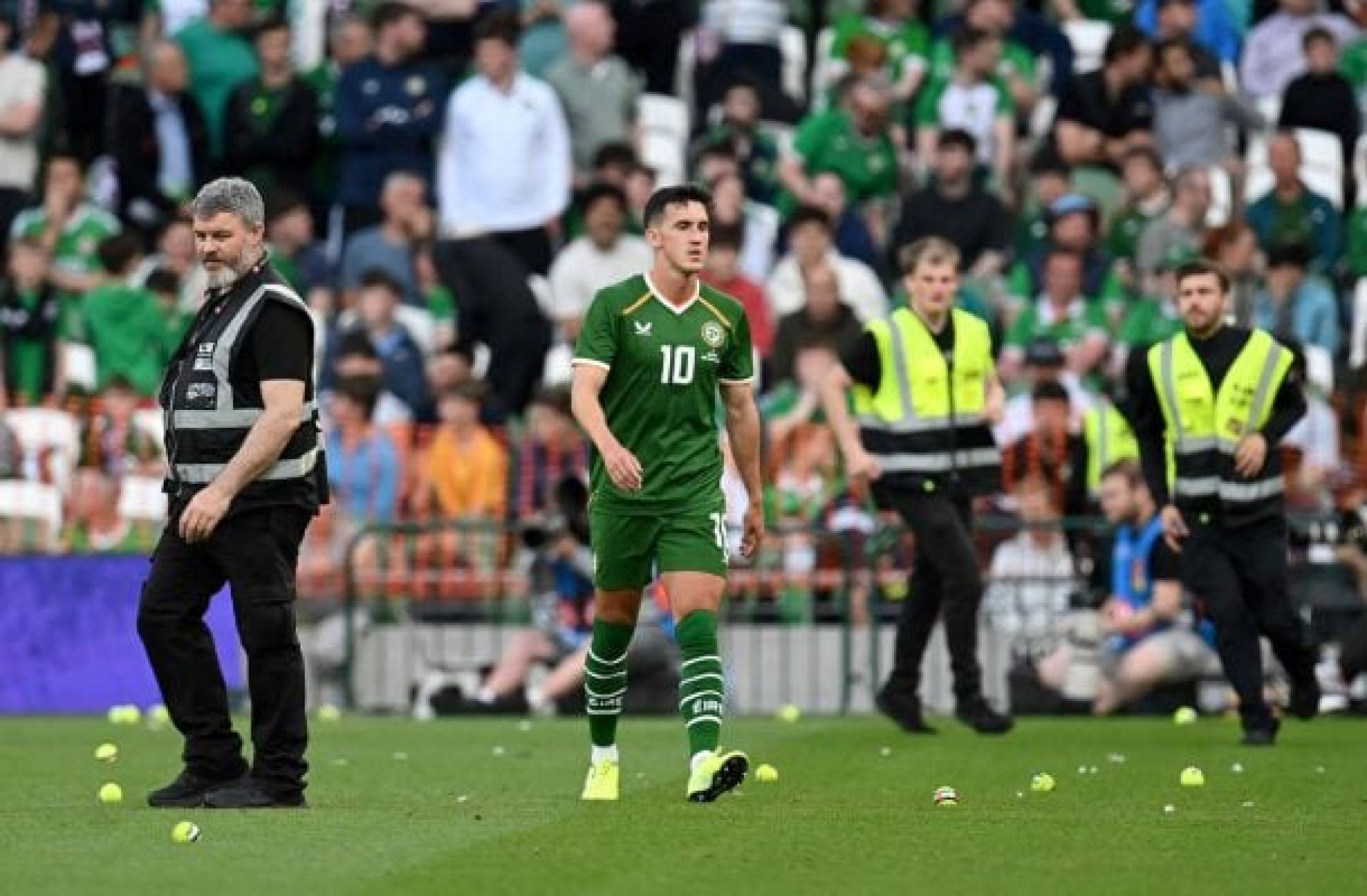 Torcida da Irlanda protesta contra Israel e paralisa amistoso em Dublin