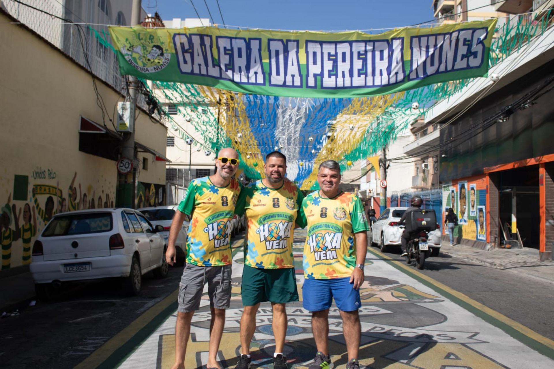 Rodrigo (&agrave; esquerda), Celso e Ot&aacute;vio (&agrave; direita) organizam a festa na Rua Pereira Nunes - &Eacute;rica Martin / Ag&ecirc;ncia O Dia