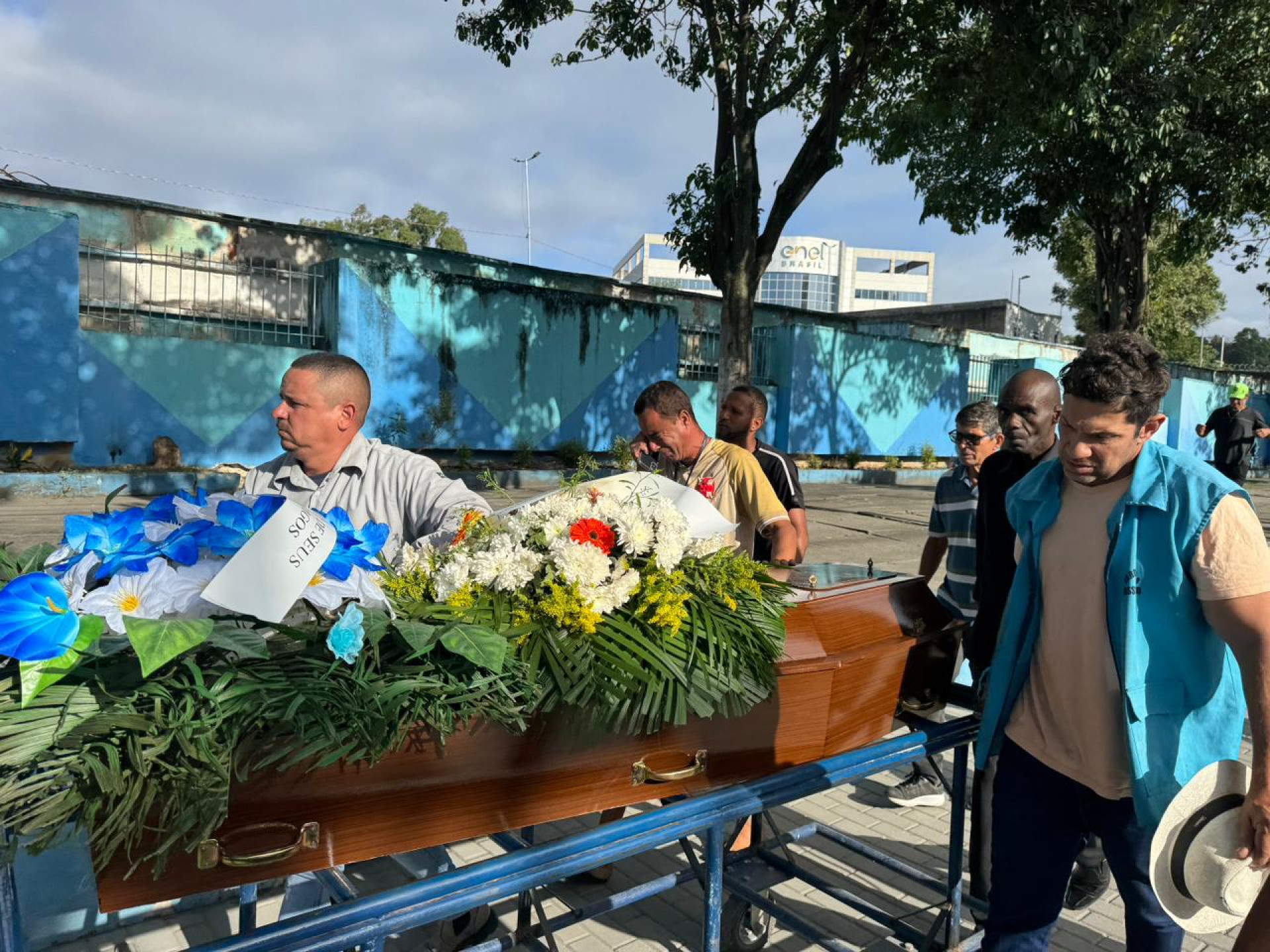 Marcelo da Cruz Silva é sepultado no Cemitério São Miguel, em São Gonçalo - Thalita Queiroz / Agência O DIA
