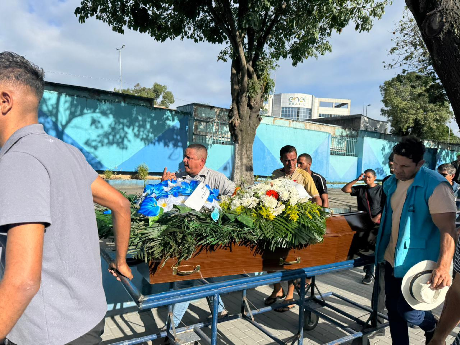 Morto a tiros por PMs, Marcelo da Cruz Silva é sepultado em cemitério em São Gonçalo - Thalita Queiroz / Agência O DIA