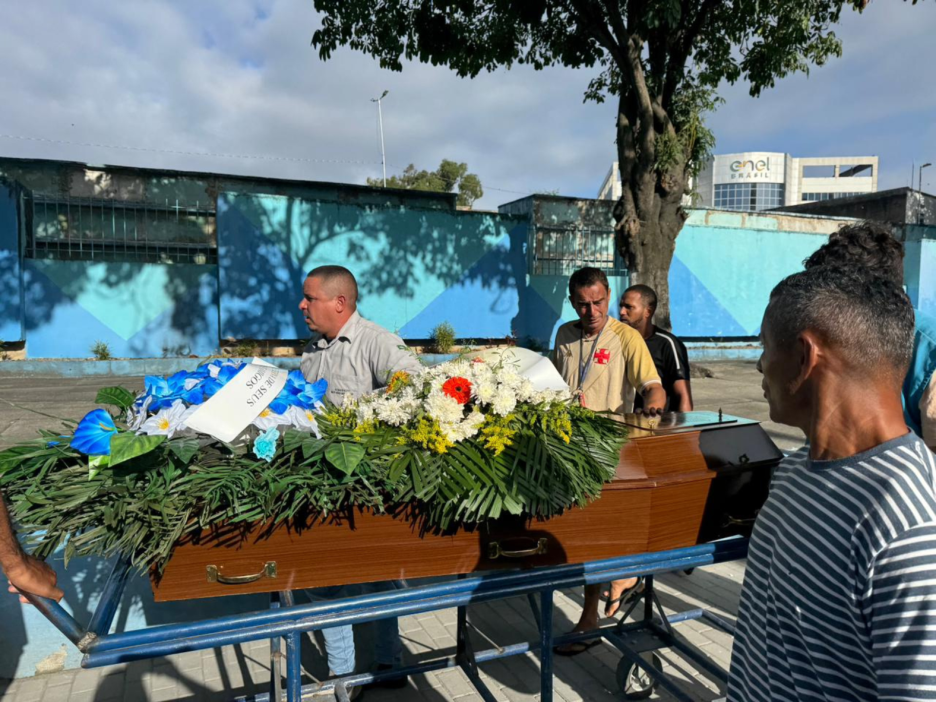 Familiares e amigos se despedem de Marcelo da Cruz Silva, morto a tiros por PMs em São Gonçalo - Thalita Queiroz / Agência O DIA