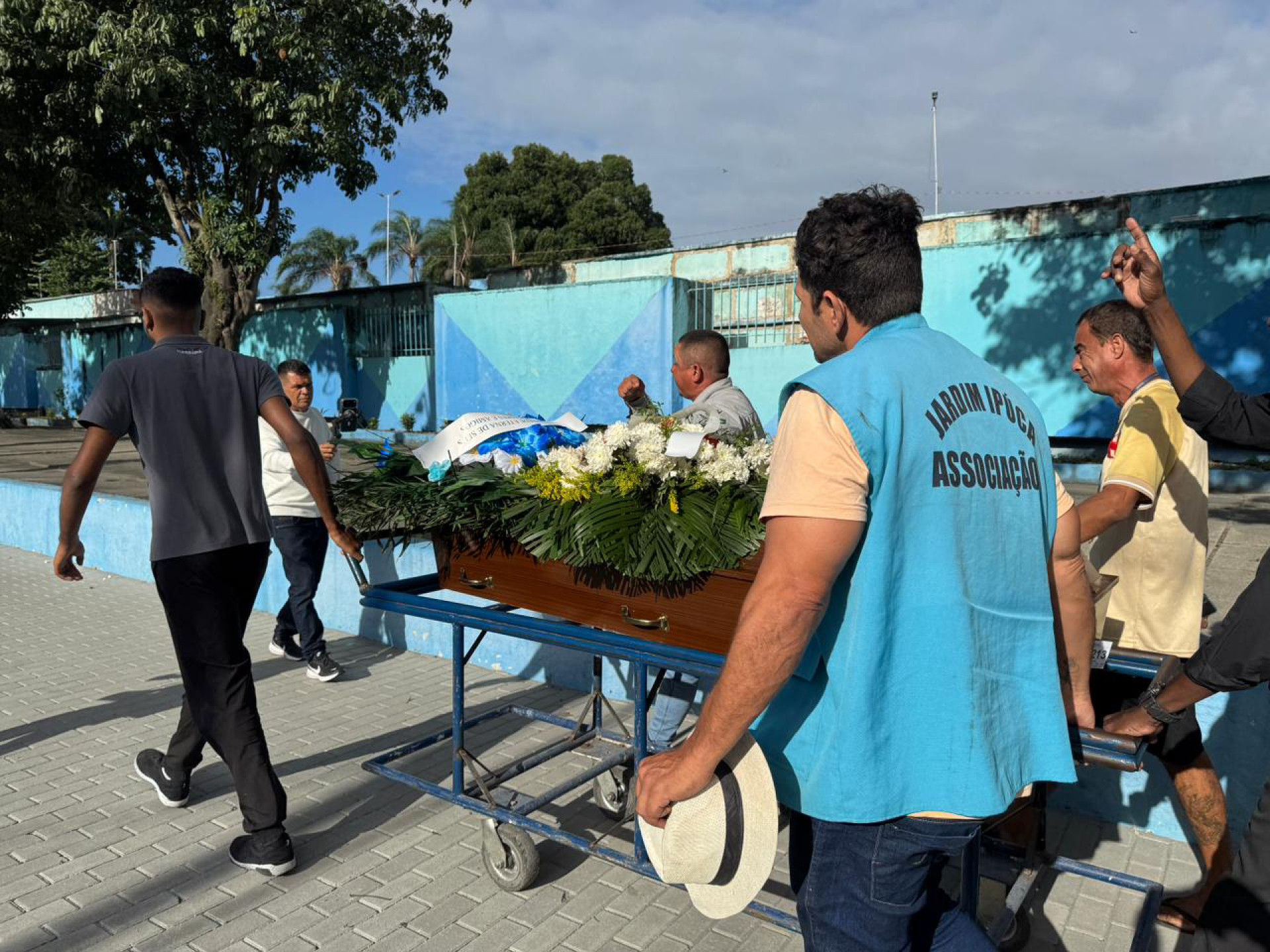 Marcelo da Cruz Silva é sepultado no Cemitério São Miguel, em São Gonçalo - Thalita Queiroz / Agência O DIA
