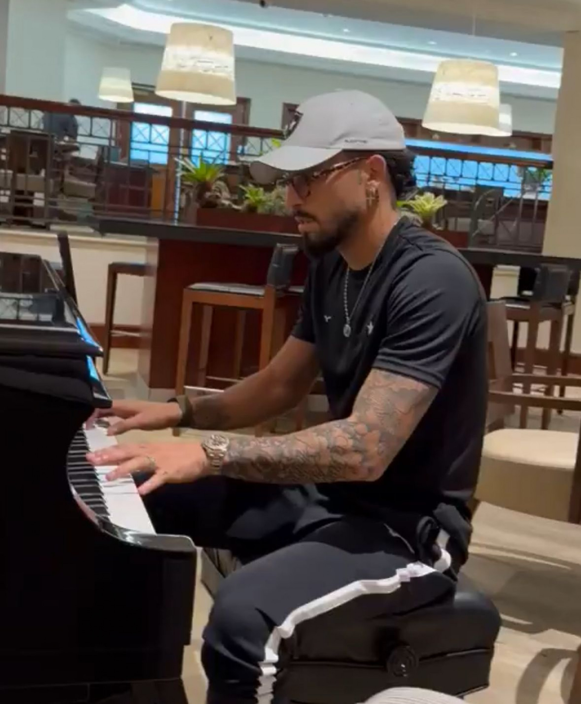 Vídeo: com Alex Telles no piano, jogadores do Botafogo cantam música de Bruno Mars