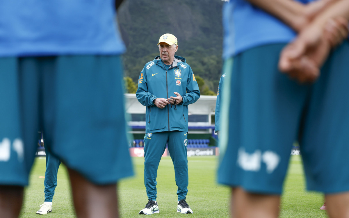 Carlo Ancelotti em treino da seleção brasileira