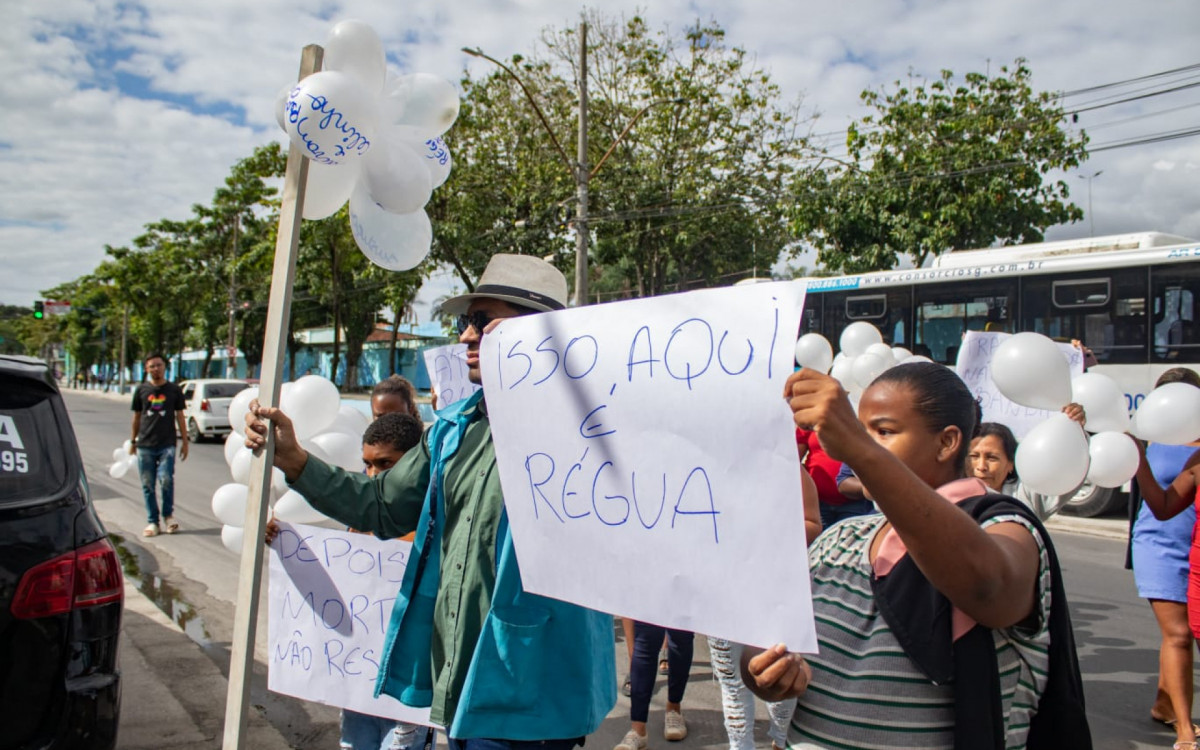 Moradores mostram régua que teria sido confundida com fuzil por PMs - Érica Martin/Agência O DIA