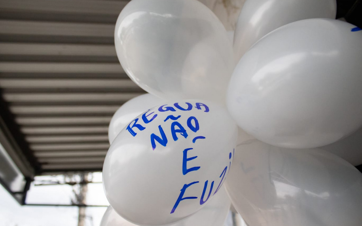Moradores realizaram um protesto pacífico pela morte do pedreiro Edivan Felipe - Érica Martin/Agência O DIA