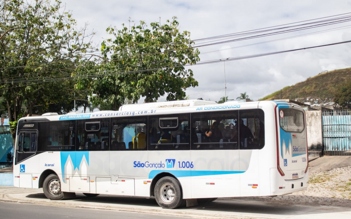 Ônibus levou moradores do Jardim Catarina para o enterro de Edivan - Érica Martin/Agência O DIA