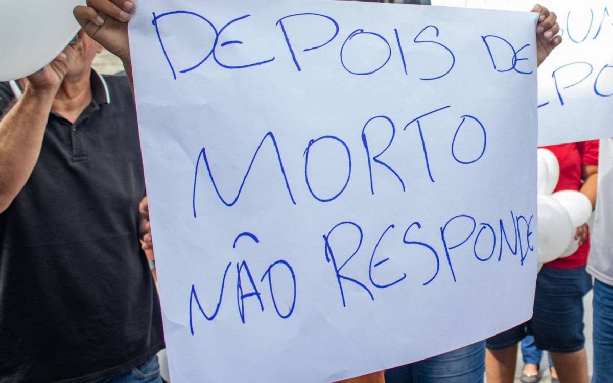 Moradores realizaram um protesto pacífico pela morte do pedreiro Edivan Felipe - Érica Martin/Agência O DIA