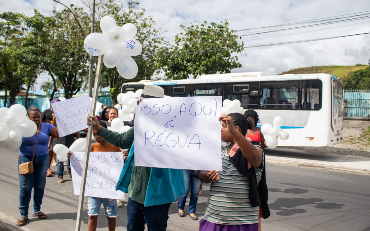 Moradores mostram régua que teria sido confundida com fuzil por PMs - Érica Martin/Agência O DIA