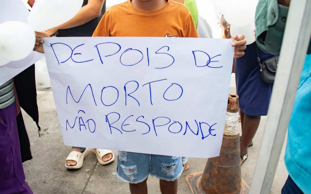 Moradores realizaram um protesto pacífico pela morte do pedreiro Edivan Felipe - Érica Martin/Agência O DIA