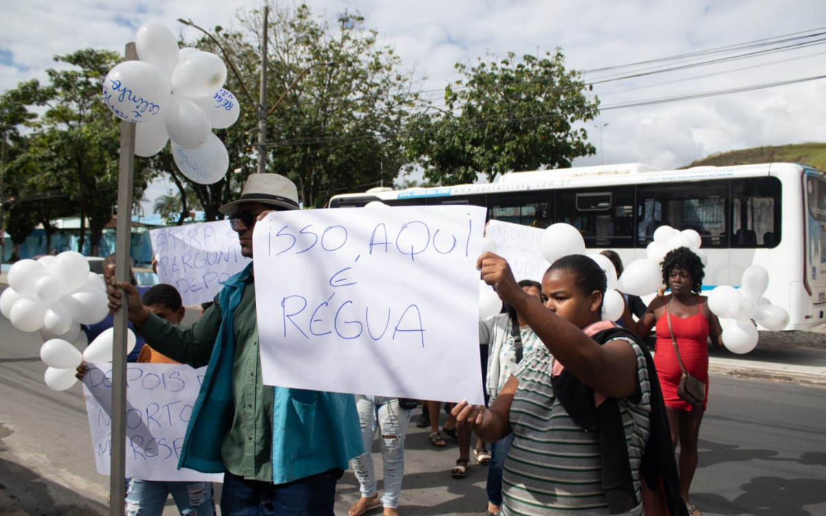 Moradores mostram régua que teria sido confundida com fuzil por PMs - Érica Martin/Agência O DIA