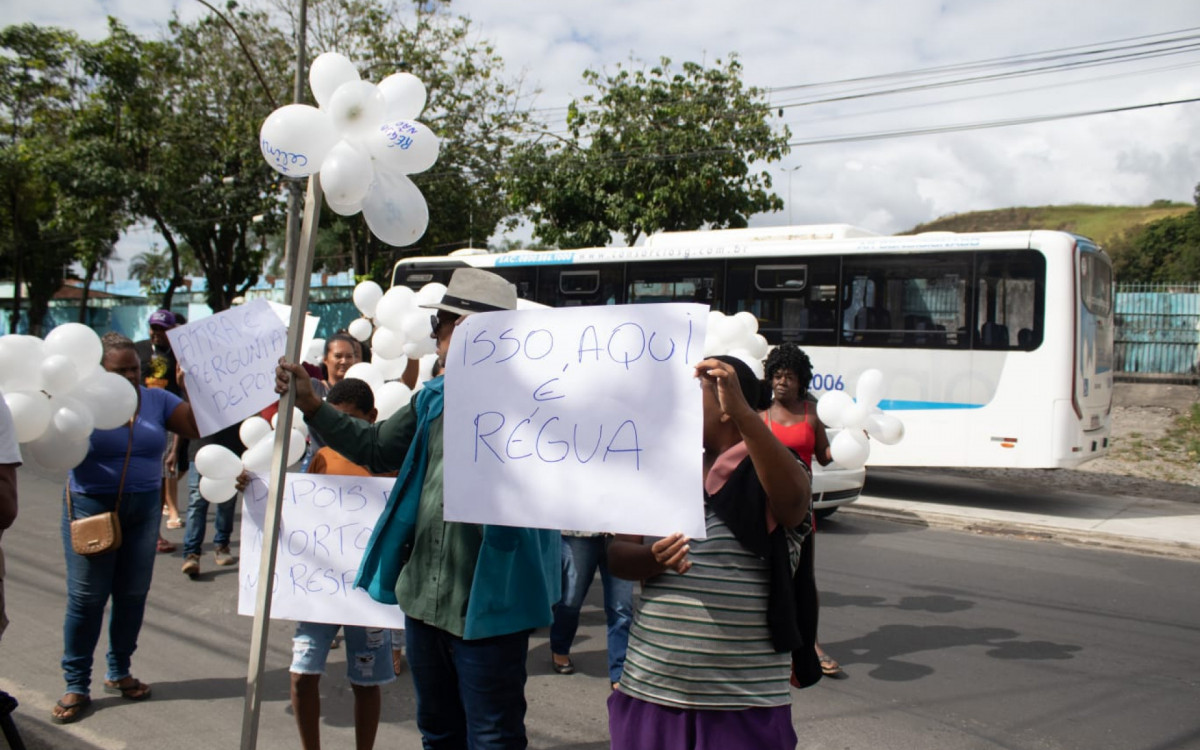 Moradores mostram régua que teria sido confundida com fuzil por PMs - Érica Martin/Agência O DIA