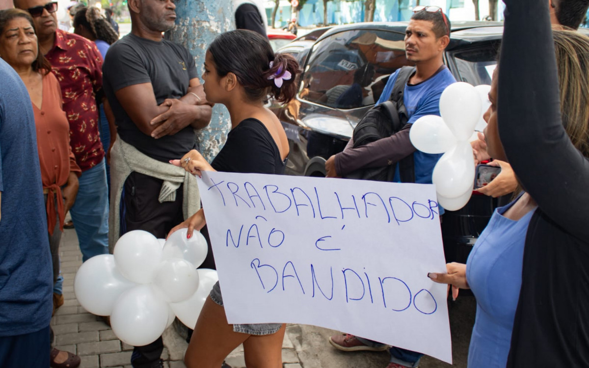 Moradores realizaram um protesto pacífico pela morte do pedreiro Edivan Felipe - Érica Martins/Agência O DIA