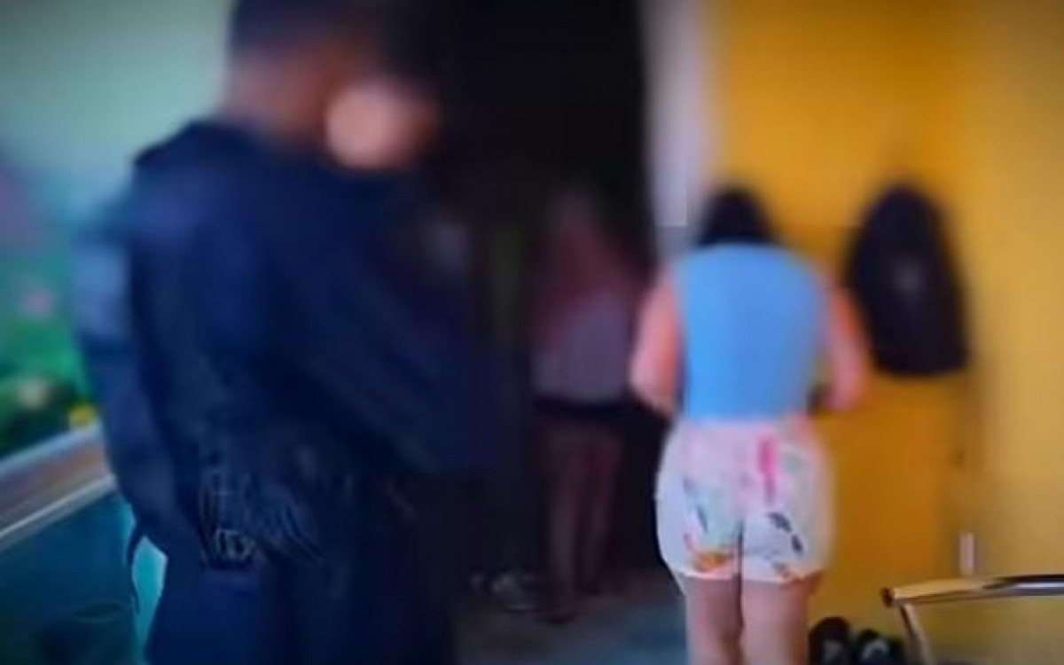 Momento da pris&atilde;o da suspeita pelos policiais da 50&ordf; DP