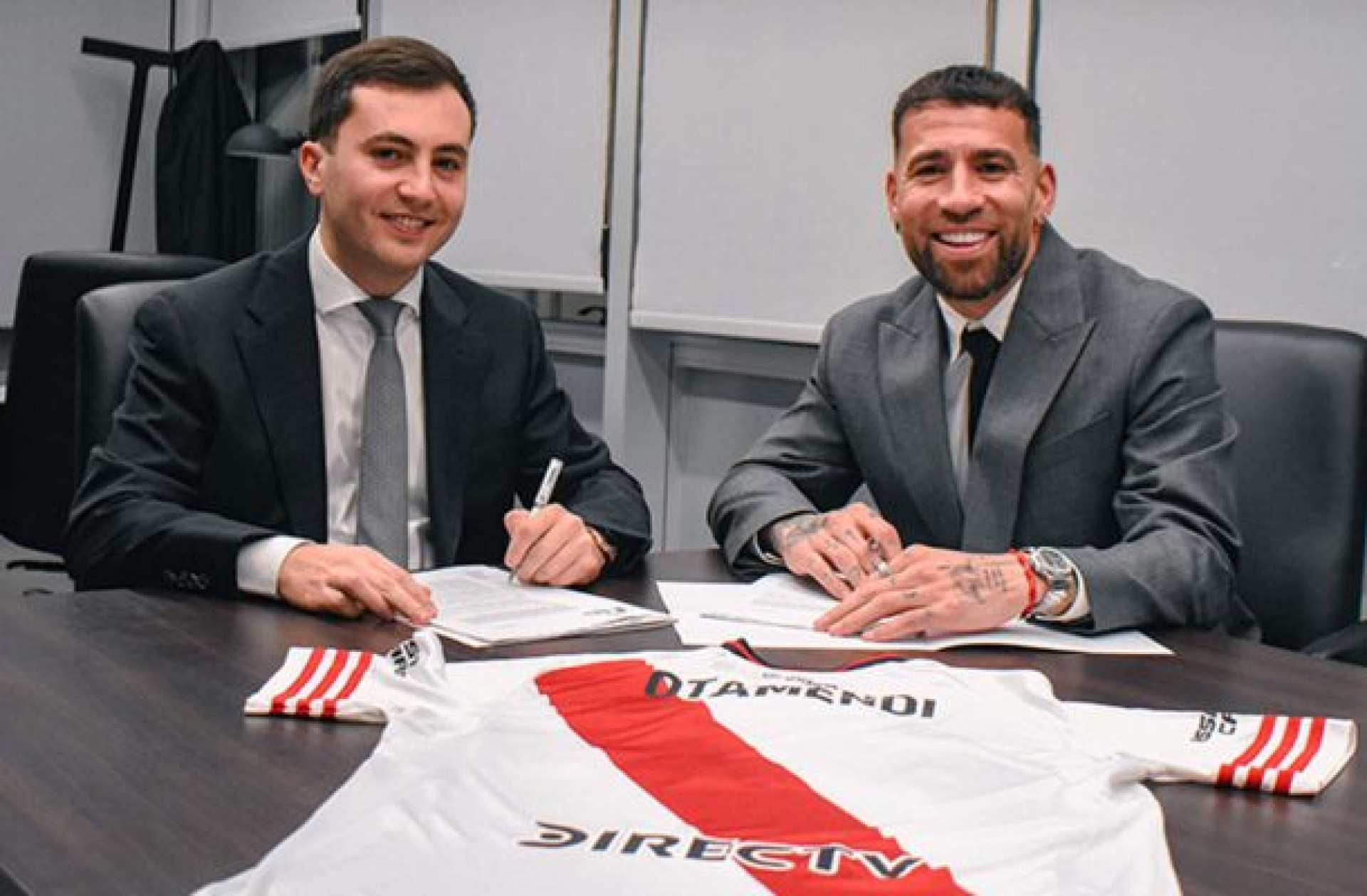 River Plate anuncia contrata&ccedil;&atilde;o de Otamendi