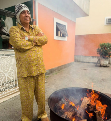 Zeca Pagodinho surge de 'pijama fashion' para encarar frio no Rio