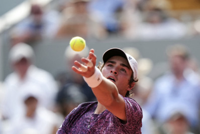 Em jogaço de quase cinco horas, João Fonseca vira sobre Djokovic e avança em Roland Garros