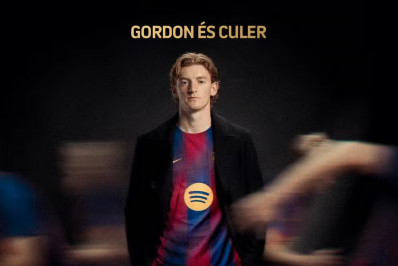 Barcelona oficializa a contratação de jogador da seleção inglesa