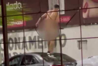 Vídeo! Homem nu danifica carro após confusão em encontro
