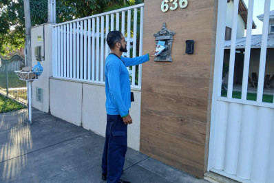 Campanha bate de porta em porta para mudar relação de moradores com rede de esgoto em Rio das Ostras